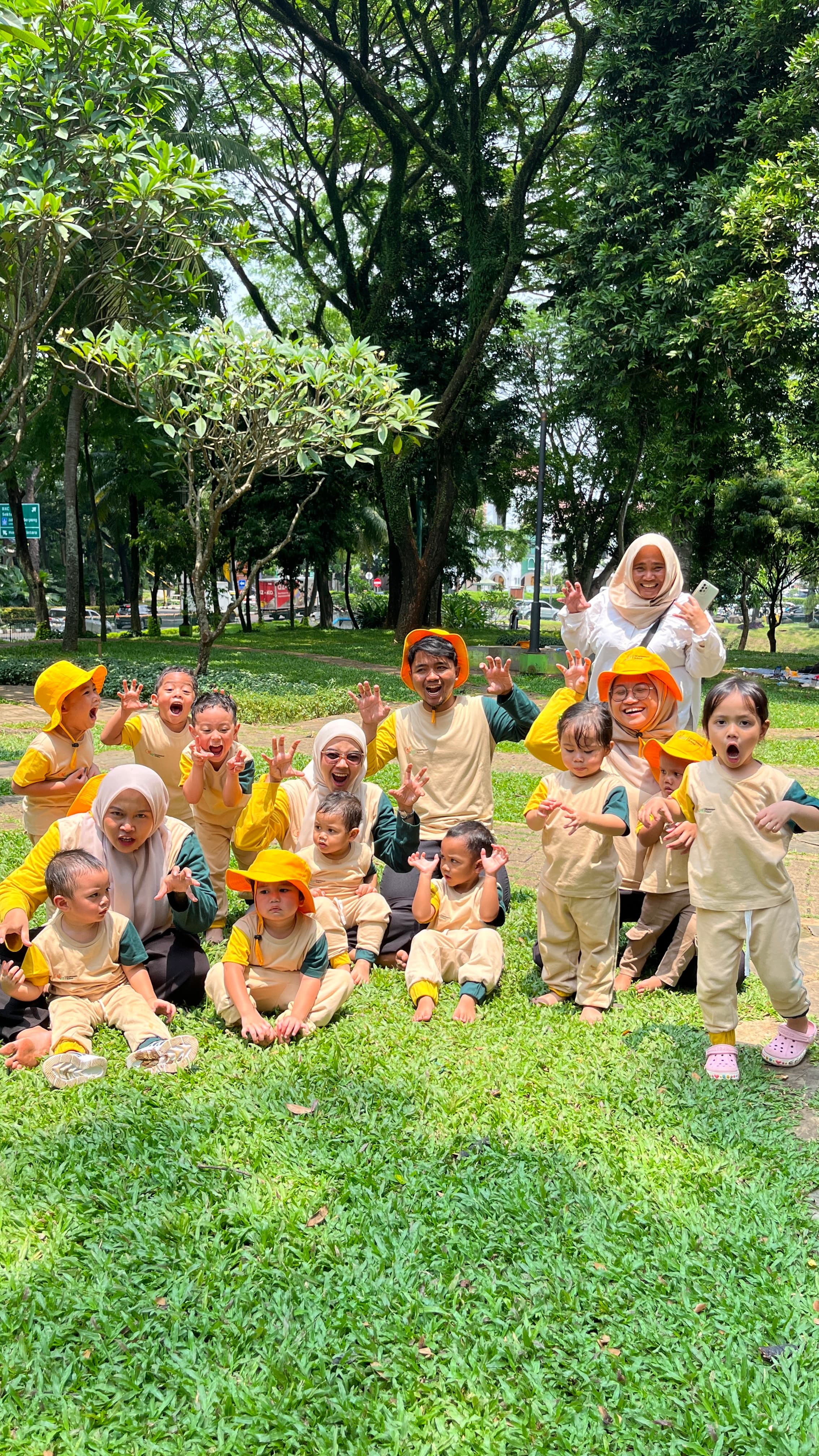 Keluarga besar Alif Montessori di taman