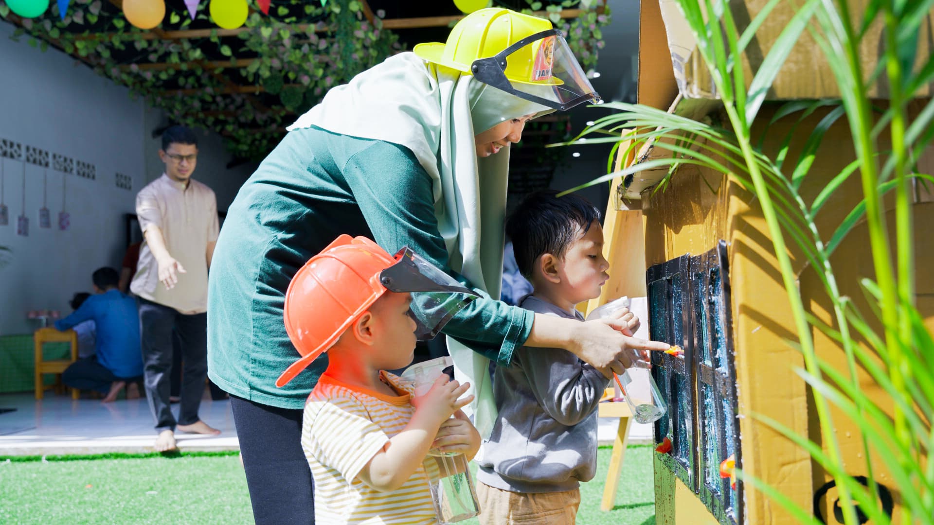 Guru mendampingi anak bereksplorasi