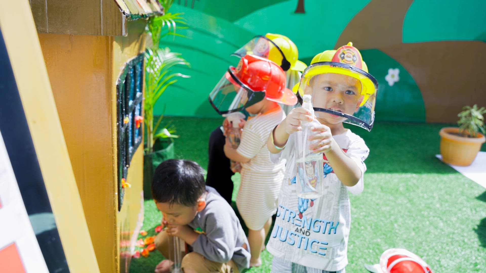 Bermain peran pemadam kebakaran di Alif Montessori